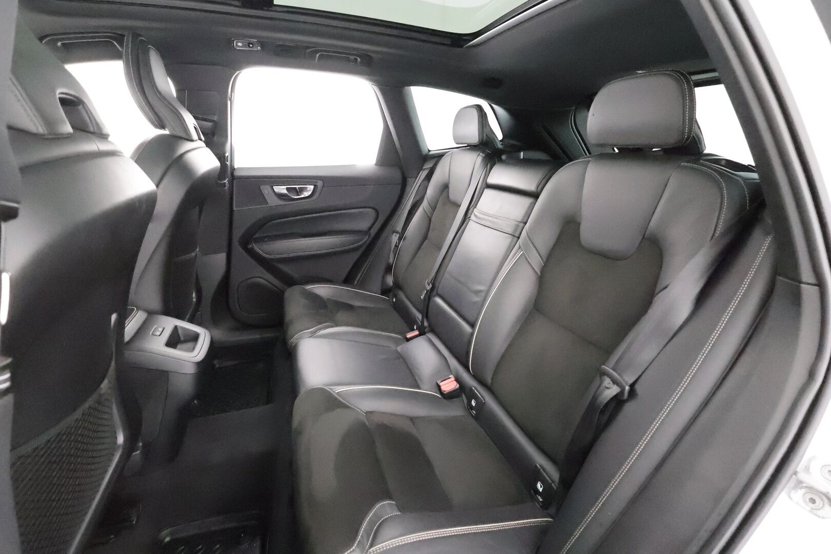 Volvo XC60 2019 D4 AWD Business R-Design aut * Pilot Assist / Webasto / Koukku / Panorama / P.Kamera / Muistipenkki * - Suomi-auto / Kahdet Renkaat / Ehta diesel neliveto ei hybrid tekniikkaa! - HULLUT AVAJAISHULINAT KORKOTARJOUS 3,29 %