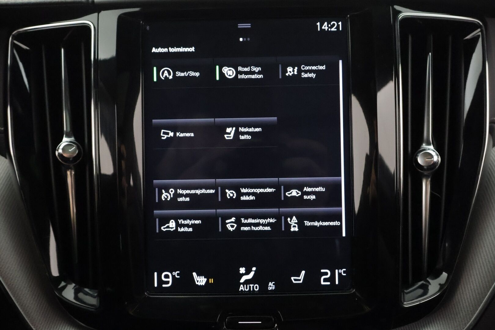 Volvo XC60 2019 D4 AWD Business R-Design aut * Pilot Assist / Webasto / Koukku / Panorama / P.Kamera / Muistipenkki * - Suomi-auto / Kahdet Renkaat / Ehta diesel neliveto ei hybrid tekniikkaa! - HULLUT AVAJAISHULINAT KORKOTARJOUS 3,29 %