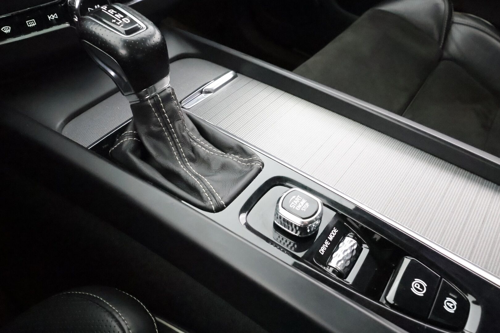 Volvo XC60 2019 D4 AWD Business R-Design aut * Pilot Assist / Webasto / Koukku / Panorama / P.Kamera / Muistipenkki * - Suomi-auto / Kahdet Renkaat / Ehta diesel neliveto ei hybrid tekniikkaa! - HULLUT AVAJAISHULINAT KORKOTARJOUS 3,29 %