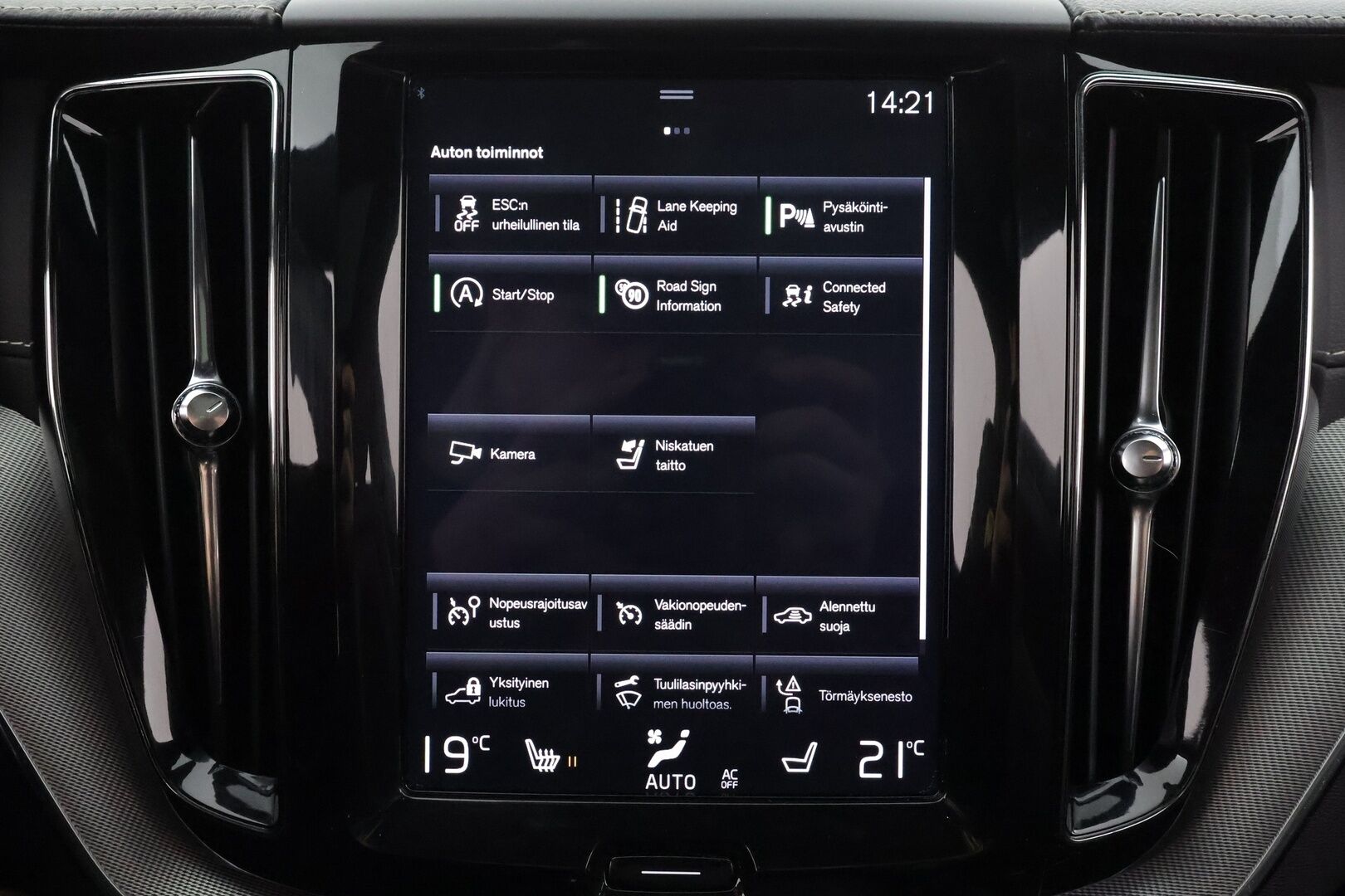 Volvo XC60 2019 D4 AWD Business R-Design aut * Pilot Assist / Webasto / Koukku / Panorama / P.Kamera / Muistipenkki * - Suomi-auto / Kahdet Renkaat