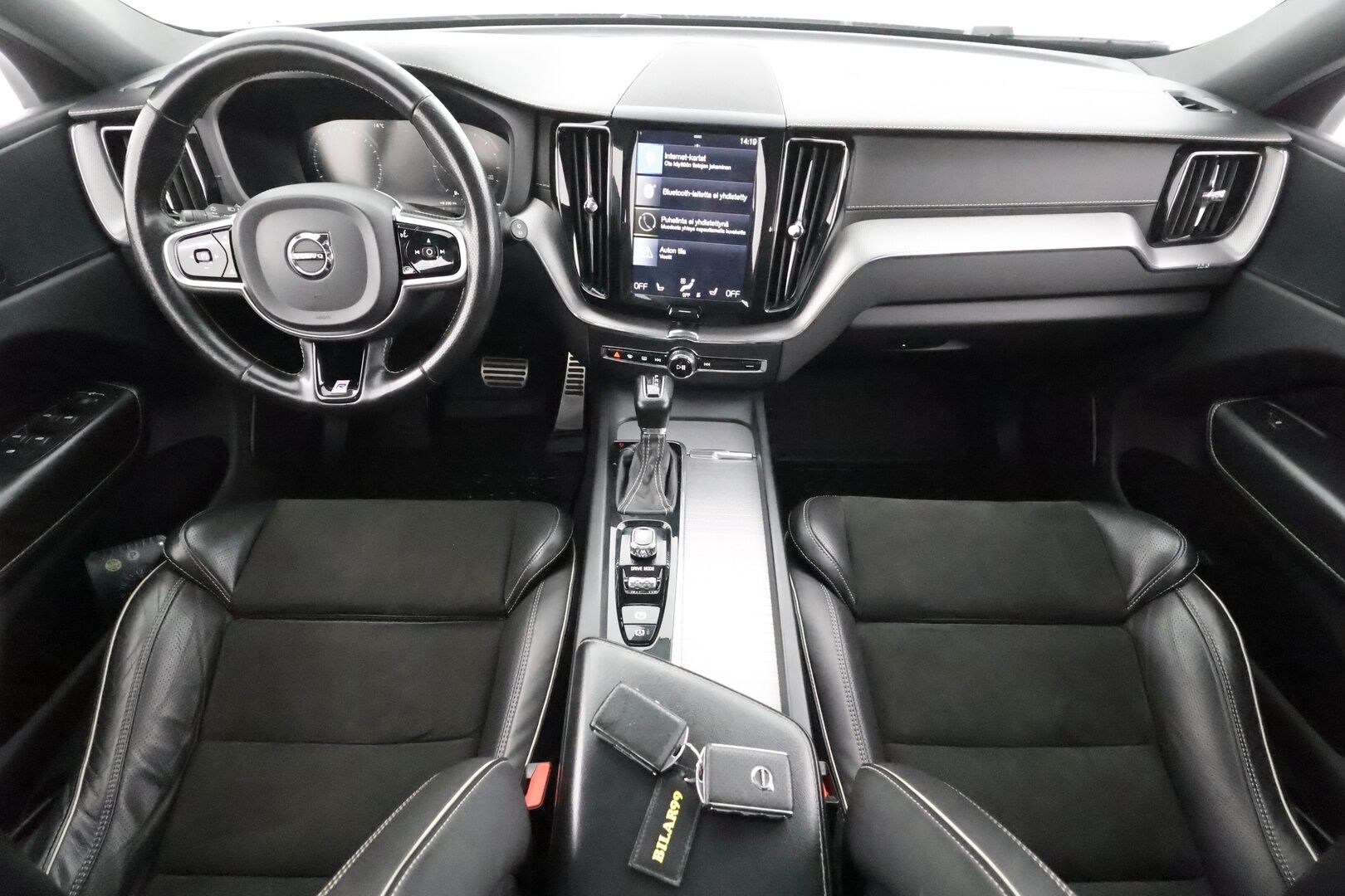 Volvo XC60 2019 D4 AWD Business R-Design aut * Pilot Assist / Webasto / Koukku / Panorama / P.Kamera / Muistipenkki * - Suomi-auto / Kahdet Renkaat / Ehta diesel neliveto ei hybrid tekniikkaa! - HULLUT AVAJAISHULINAT KORKOTARJOUS 3,29 %