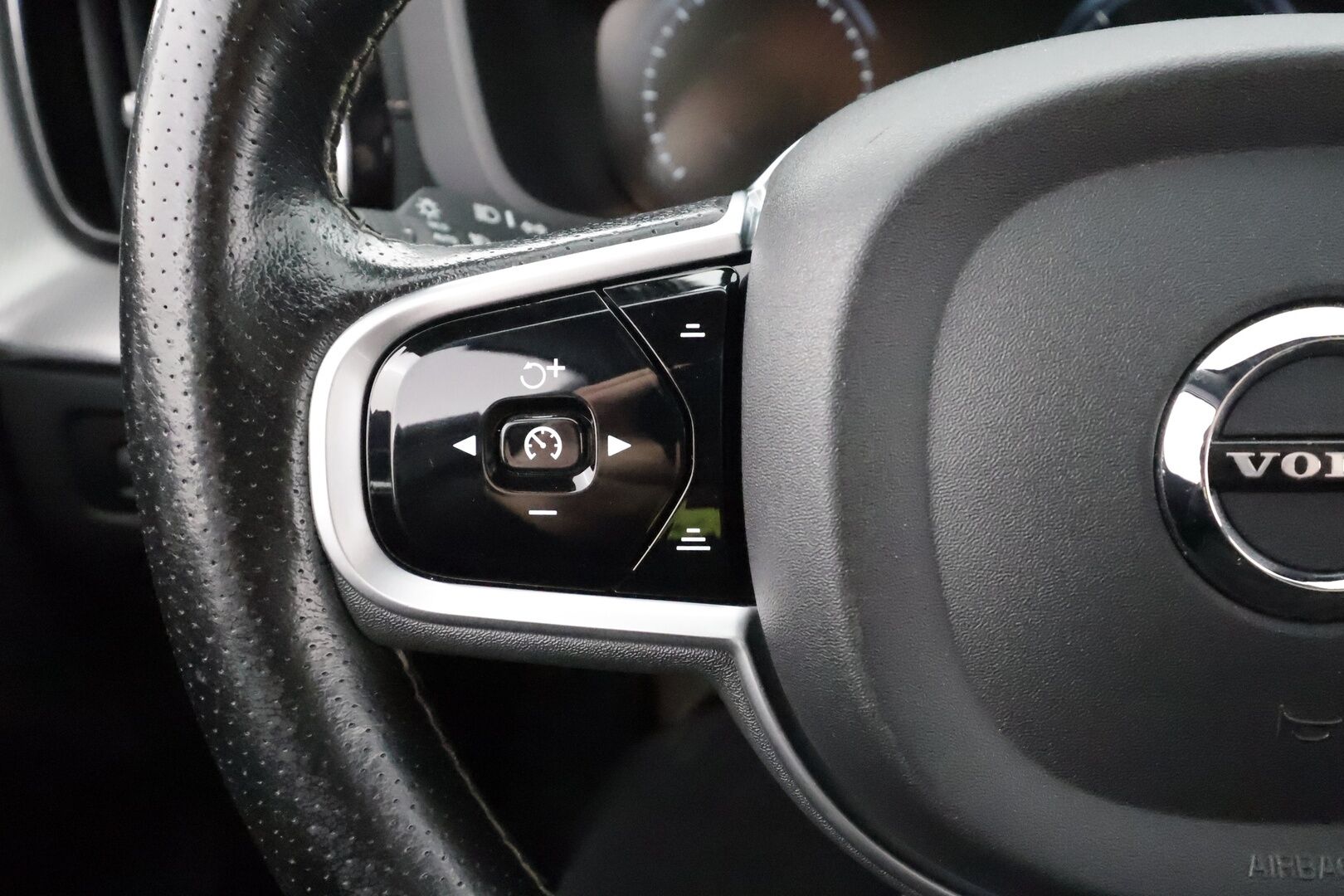 Volvo XC60 2019 D4 AWD Business R-Design aut - | Suomi-auto | Pilot Assist | Webasto | Koukku | Panorama | P.Kamera | Muistipenkki |