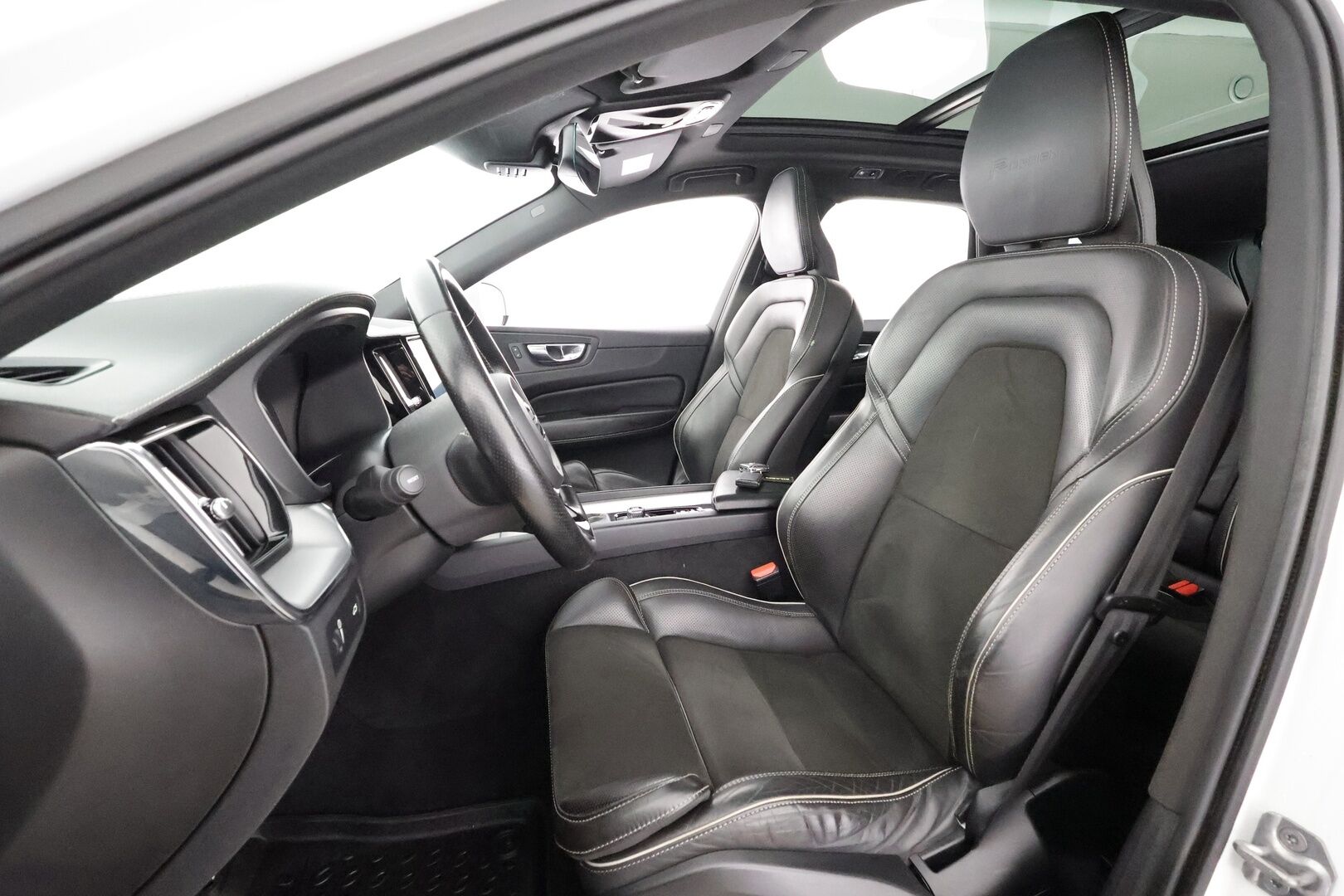 Volvo XC60 2019 D4 AWD Business R-Design aut * Pilot Assist / Webasto / Koukku / Panorama / P.Kamera / Muistipenkki * - Suomi-auto / Kahdet Renkaat / Ehta diesel neliveto ei hybrid tekniikkaa! - HULLUT AVAJAISHULINAT KORKOTARJOUS 3,29 %