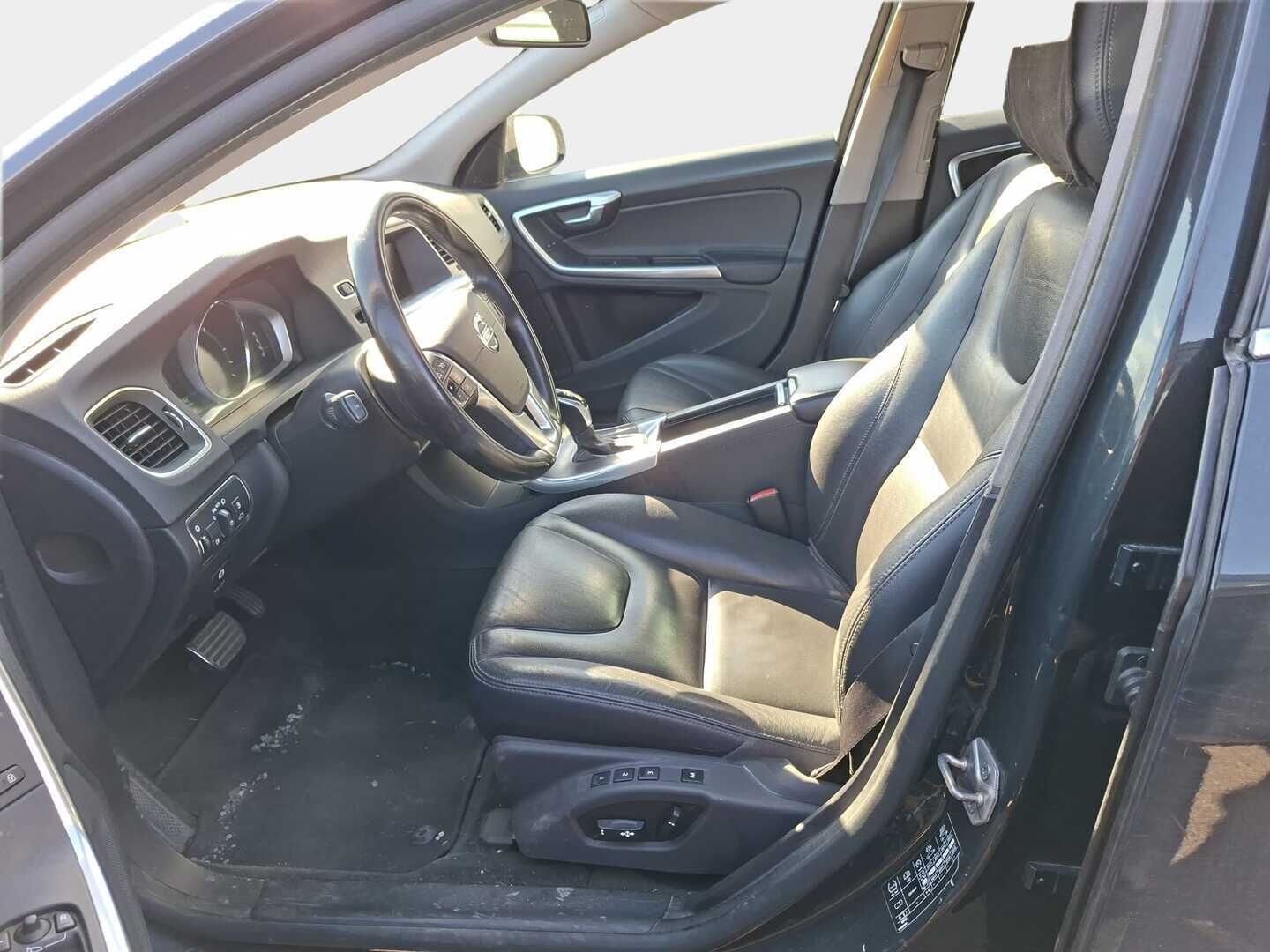 Volvo V60 2013 D6 AWD Summum plug in hybrid aut / YritysOutlet - Myydään vain yrityksille / Vakkari / Navi / Bluetooth / Ratinlämmitin / - 2x renkaat ja vanteet / Nahkaverhoilu / Kattoluukku