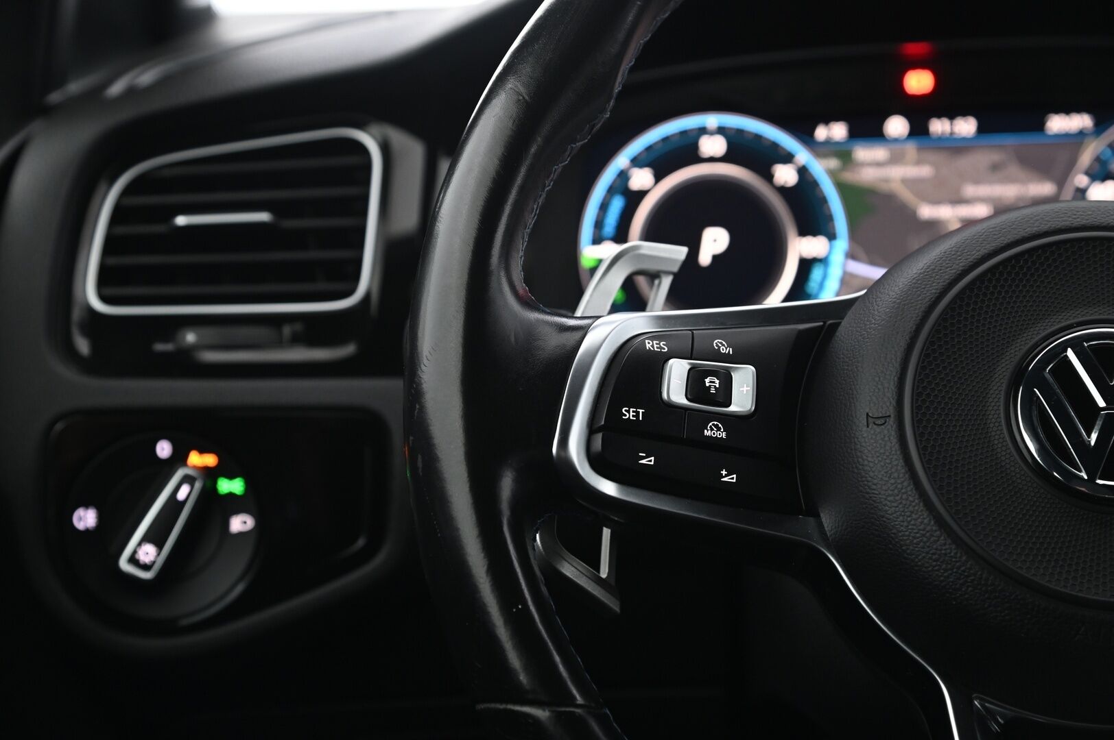 Volkswagen Golf 2018 GTE Plug-In Hybrid 150 kW (204 hv) DSG-aut** Digimittaristo / Adapt.vak / Nahka-alcantara / P-kamera / Ambient* - 2x renkaat ja vanteet / Jakopää tehty 07/2024 / Suomiauto