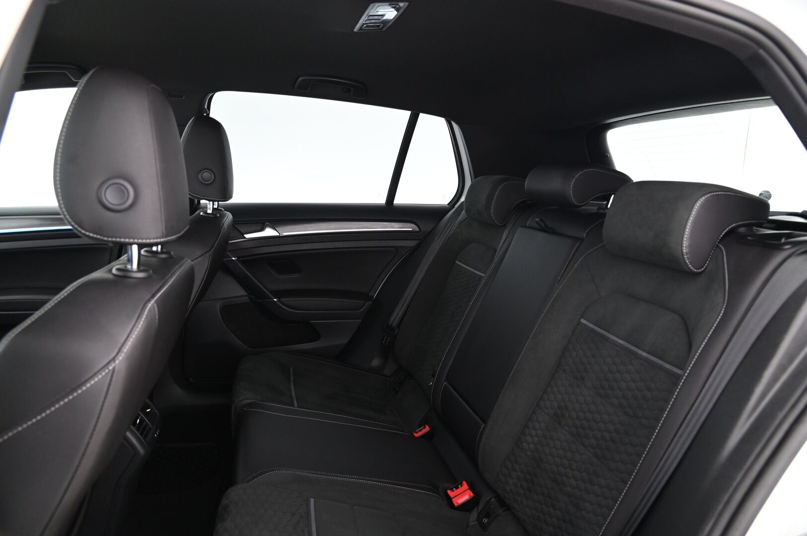 Volkswagen Golf 2018 GTE Plug-In Hybrid 150 kW (204 hv) DSG-aut** Digimittaristo / Adapt.vak / Nahka-alcantara / P-kamera / Ambient* - 2x renkaat ja vanteet / Jakopää tehty 07/2024 / Suomiauto