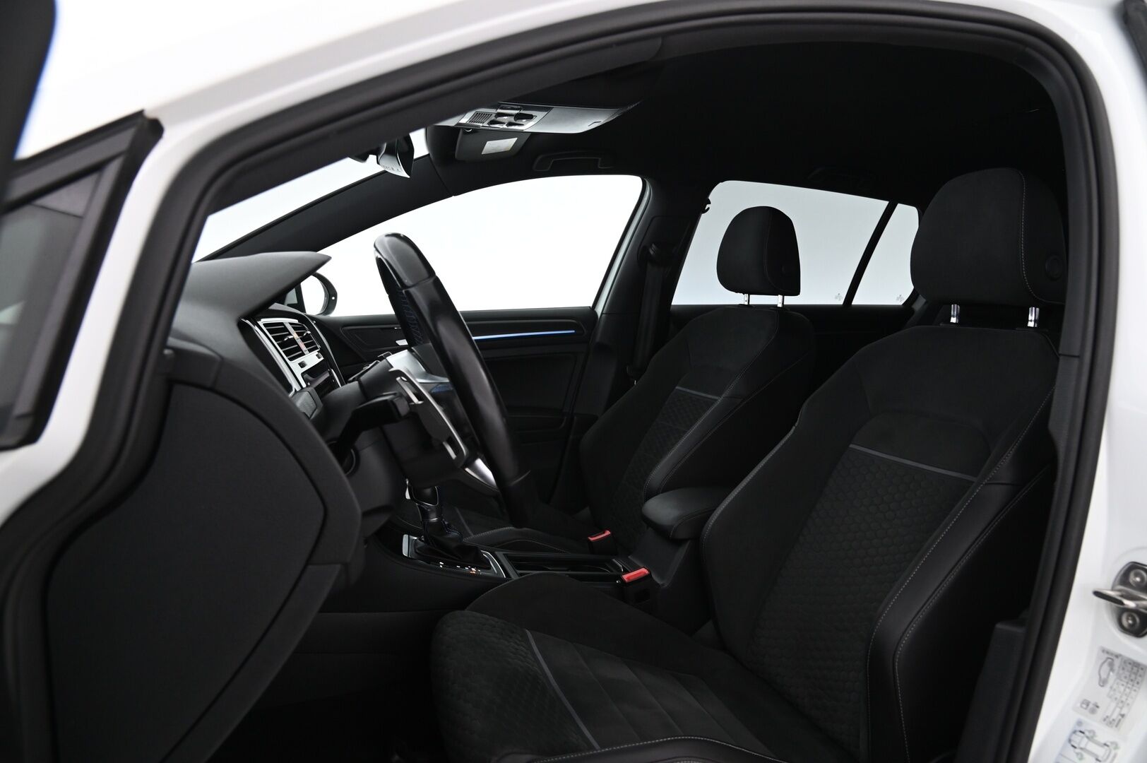 Volkswagen Golf 2018 GTE Plug-In Hybrid 150 kW (204 hv) DSG-aut** Digimittaristo / Adapt.vak / Nahka-alcantara / P-kamera / Ambient* - 2x renkaat ja vanteet / Jakopää tehty 07/2024 / Suomiauto