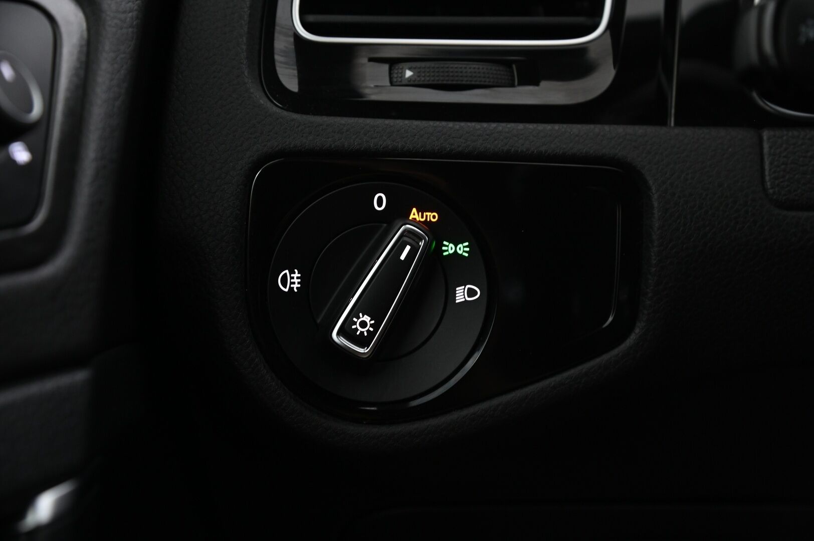 Volkswagen Golf 2018 GTE Plug-In Hybrid 150 kW (204 hv) DSG-aut** Digimittaristo / Adapt.vak / Nahka-alcantara / P-kamera / Ambient* - 2x renkaat ja vanteet / Jakopää tehty 07/2024 / Suomiauto