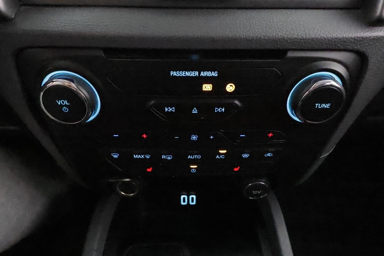 Ford Ranger 2019 Ranger Avolavakuorma-auto (BA) 4ov 3198cm3 A **Webasto / Koukku / Vakkari / P.tutka / Nahat / Sähköpenkki** - 3,99 % KORKOTARJOUS TÄHÄN AUTOON - Suomi-auto / Kahdet renkaat aluvanteilla / Vetotapavalitsin / Apple&Android / LED Lisävalo