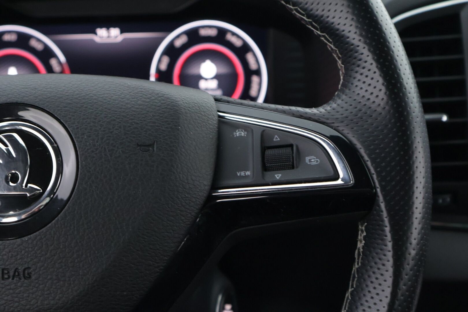Skoda Karoq 2019 1,5 TSI 4x4 SportLine Edition DSG Autom. - Suomiauto | Webasto | Adapt.vakkari | Vetokoukku | Peruutuskamera | Lämm.tuulilasi | Adapt.LED | Huippuvarusteet!