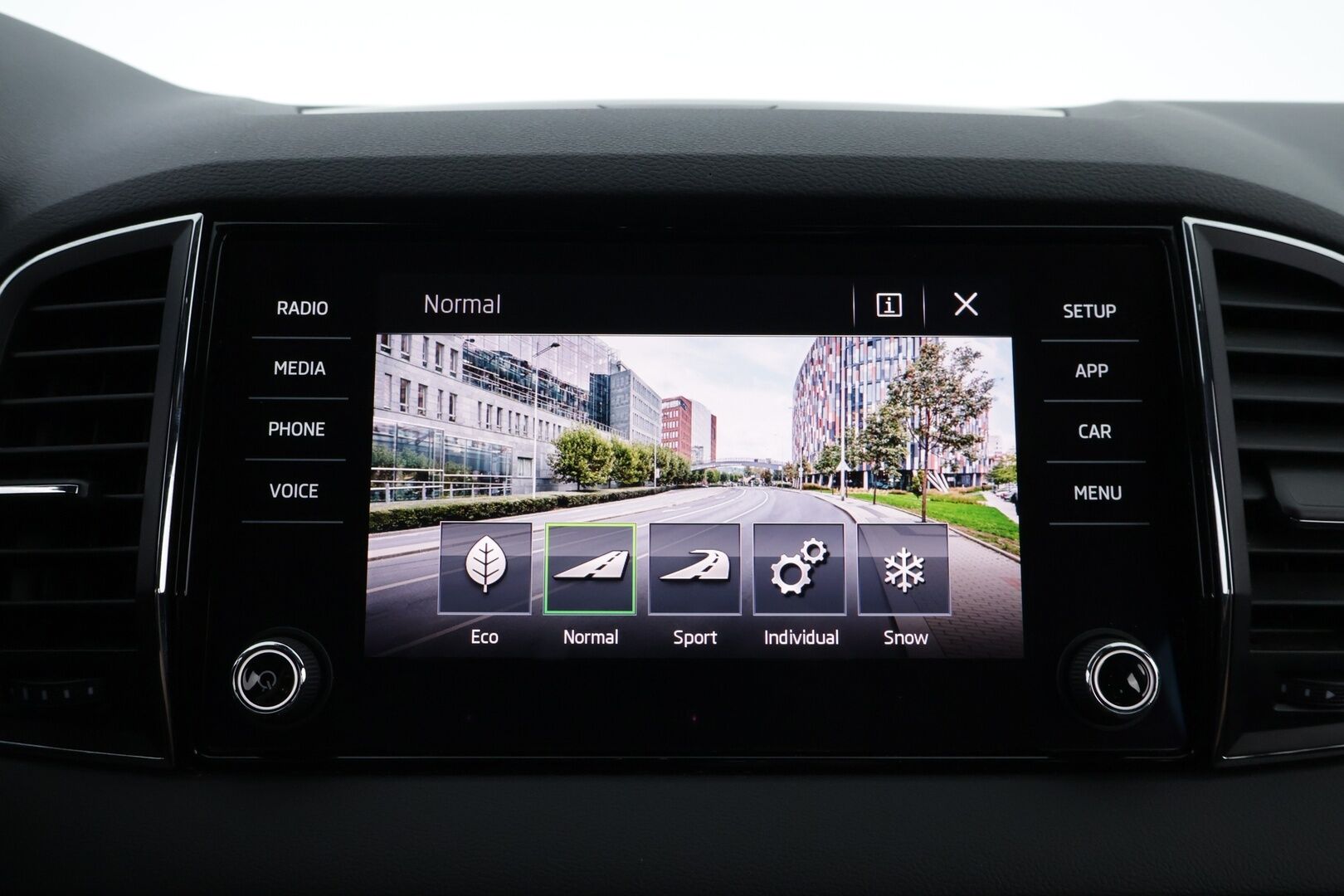 Skoda Karoq 2019 1,5 TSI 4x4 SportLine Edition DSG Autom. - Suomiauto | Webasto | Adapt.vakkari | Vetokoukku | Peruutuskamera | Lämm.tuulilasi | Adapt.LED | Huippuvarusteet!