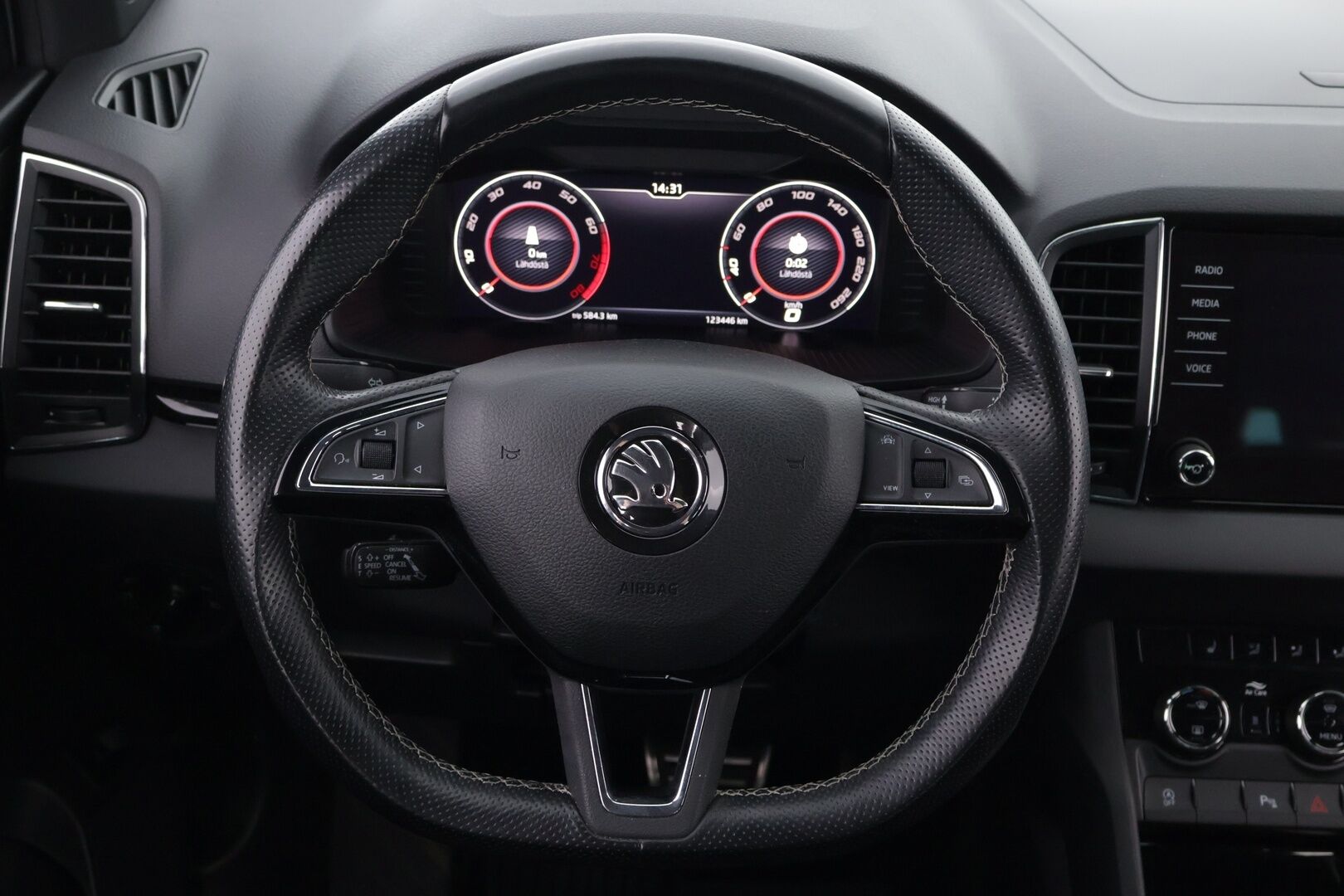 Skoda Karoq 2019 1,5 TSI 4x4 SportLine Edition DSG Autom. - Suomiauto | Webasto | Adapt.vakkari | Vetokoukku | Peruutuskamera | Lämm.tuulilasi | Adapt.LED | Huippuvarusteet!