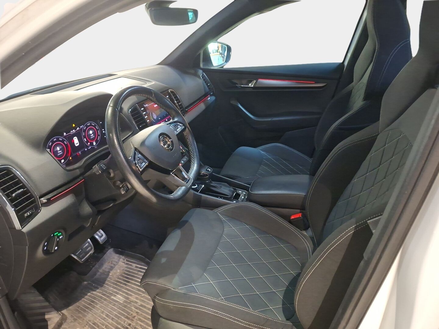 Skoda Karoq 2019 1,5 TSI 4x4 SportLine Edition DSG Autom. - Suomiauto | Webasto | Adapt.vakkari | Vetokoukku | Peruutuskamera | Lämm.tuulilasi | Adapt.LED | Huippuvarusteet!