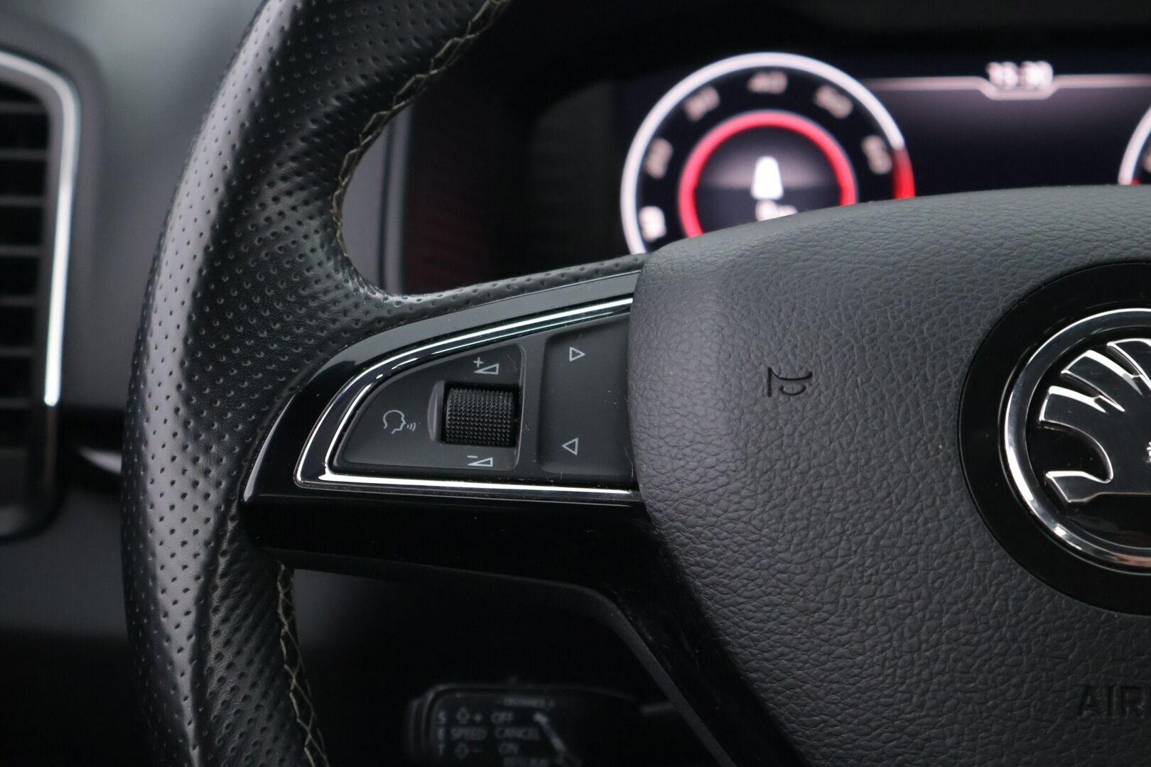 Skoda Karoq 2019 1,5 TSI 4x4 SportLine Edition DSG Autom. - Suomiauto | Webasto | Adapt.vakkari | Vetokoukku | Peruutuskamera | Lämm.tuulilasi | Adapt.LED | Huippuvarusteet!