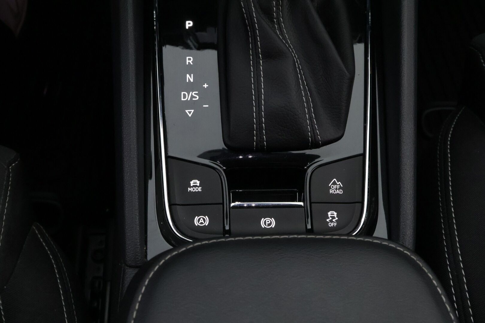 Skoda Karoq 2019 1,5 TSI 4x4 SportLine Edition DSG Autom. - Suomiauto | Webasto | Adapt.vakkari | Vetokoukku | Peruutuskamera | Lämm.tuulilasi | Adapt.LED | Huippuvarusteet!