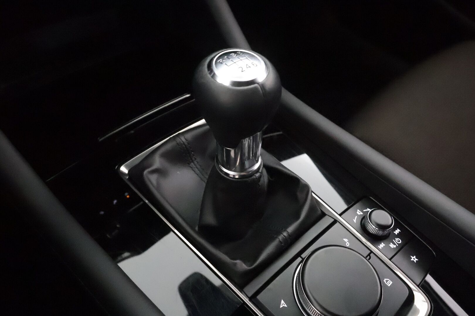 Mazda 3 2019 Hatchback 2,0 (122 hv) SKYACTIV-G Vision MT HK1 * ACC / HUD / LED / P.Tutka / Navi / Kaistavahti / Katveavustin * - 1-om Suomi-auto / Kahdet renkaat aluvanteilla - HULLUT AVAJAISHULINAT KORKOTARJOUS 3,29 %