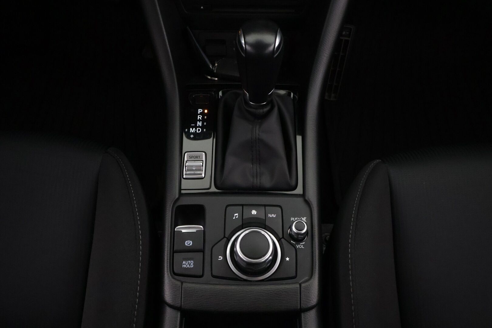 Mazda CX-3 2019 2,0 (120 hv) SKYACTIV-G Premium Plus 6AT GC2 ** Vakkari / Lohko / Tutkat / Rat. Läm. - ** Kahdet renkaat / Katumaasturi ** - Osta nyt, maksa vasta ensi vuonna