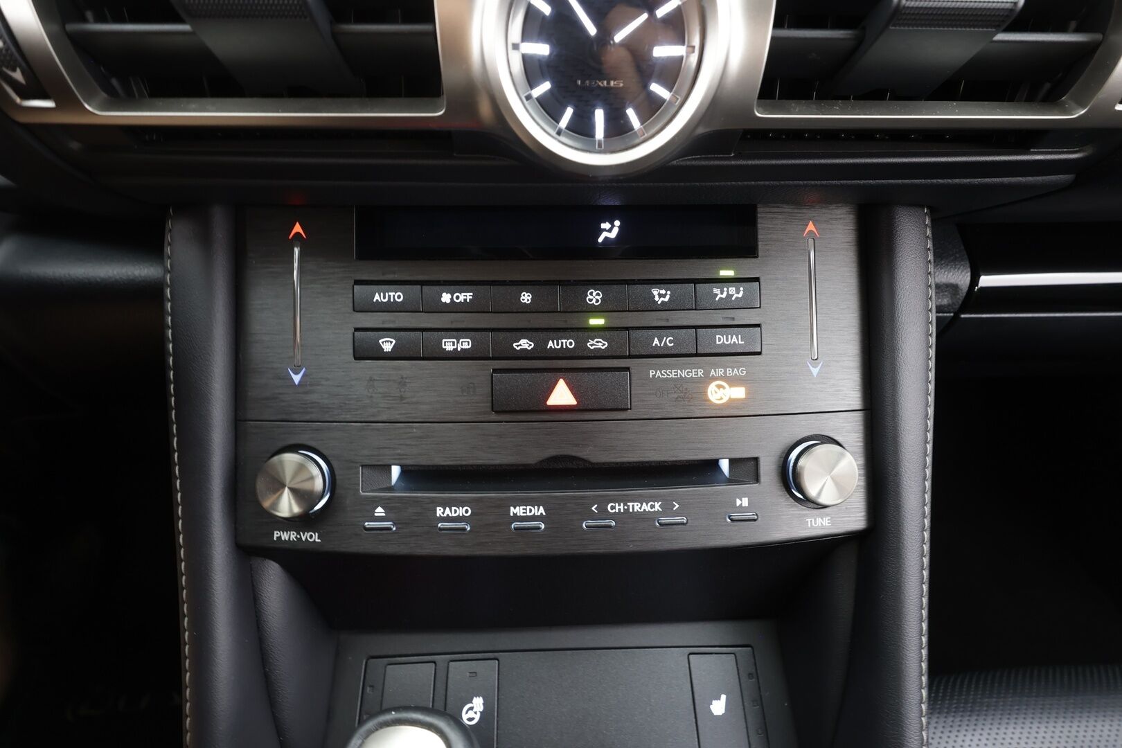 Lexus RC 2019 300h Executive - | ACC | Facelift | Sähkönahat | Iso keskinäyttö | LED | P.kamera | Sähk. ratti | Lohko + sisälämmitin | Lämm. ratti | Merkkihuollot | 