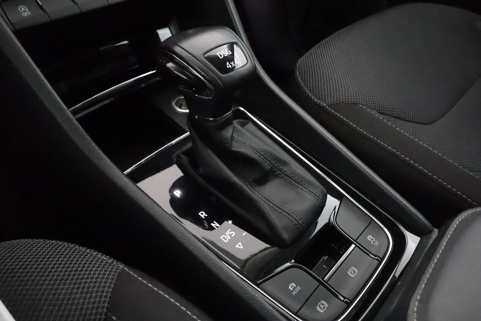 Skoda Kodiaq 2019 1,5 TSI ACT 4x4 Ambition DSG Autom. - Suomiauto | Webasto | Koukku | ACC | Peruutuskamera | Adapt.LED | KeylessGo | Ratinlämmitys | Ambient | Huippuvarusteet! - KORKO VAIN 3,99 %