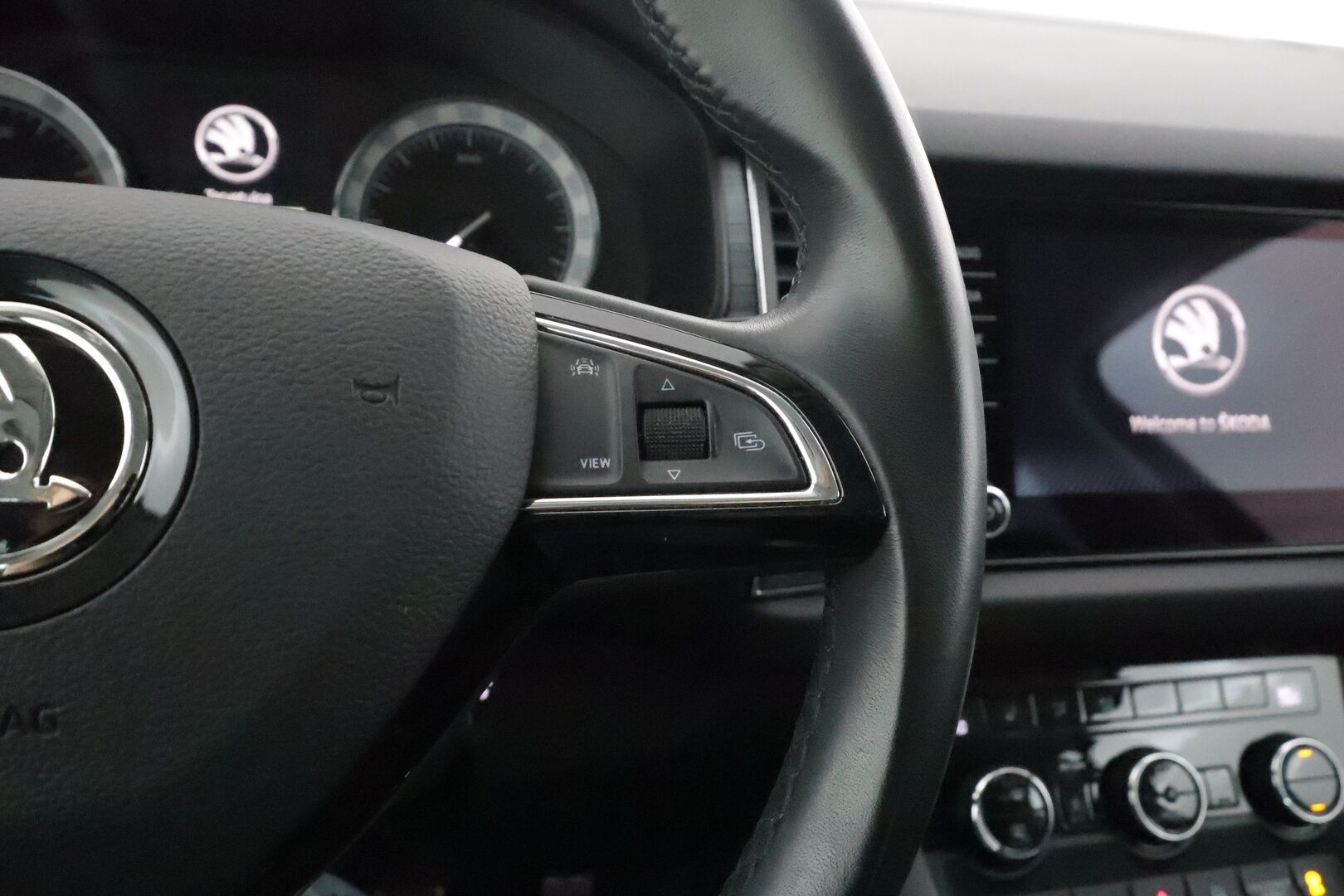 Skoda Kodiaq 2019 1,5 TSI ACT 4x4 Ambition DSG Autom. - Suomiauto | Webasto | Koukku | ACC | Peruutuskamera | Adapt.LED | KeylessGo | Ratinlämmitys | Ambient | Huippuvarusteet! - KORKO VAIN 3,99 %