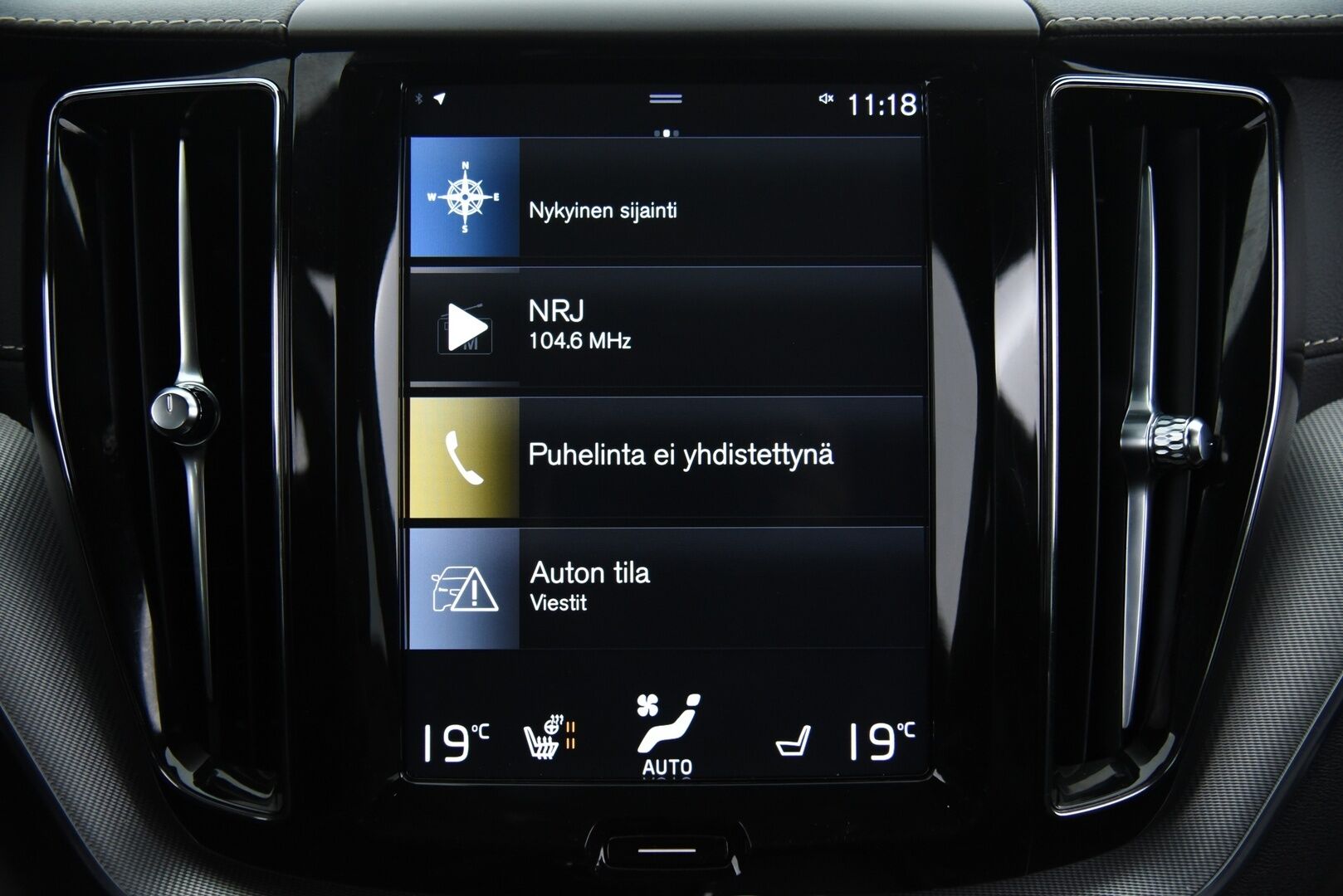 Volvo XC60 2019 D4 AWD Business R-Design aut / Adapt. Vak. / Webasto / Koukku / P. Kamera / BLIS / Sähkökontti / - Juuri huollettu! / Sähköpenkki muisteilla / Todella siisti / 2x renkaat & vanteet / Jakohihna tehty 06.2024 - HULLUT BLACKWEEK JATKOT - KORKOTARJOUS 2,49%