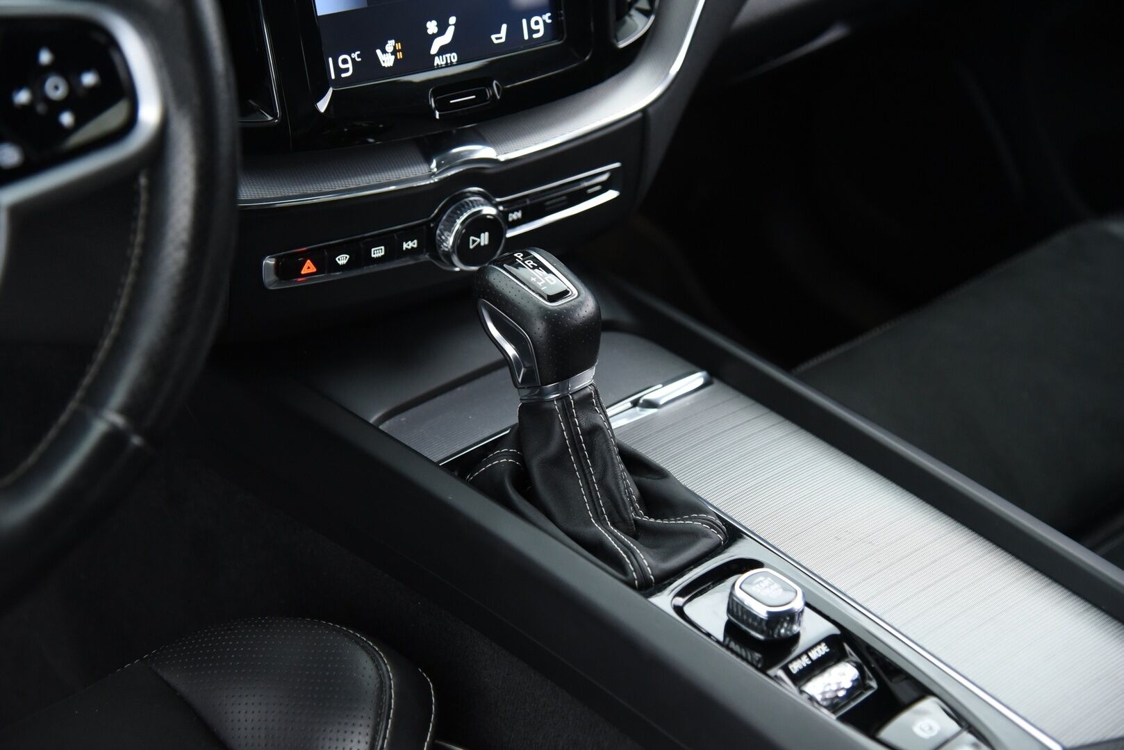 Volvo XC60 2019 D4 AWD Business R-Design aut / Adapt. Vak. / Webasto / Koukku / P. Kamera / BLIS / Sähkökontti / - Juuri huollettu! / Sähköpenkki muisteilla / Todella siisti / 2x renkaat & vanteet / Jakohihna tehty 06.2024 - HULLUT BLACKWEEK JATKOT - KORKOTARJOUS 2,49%