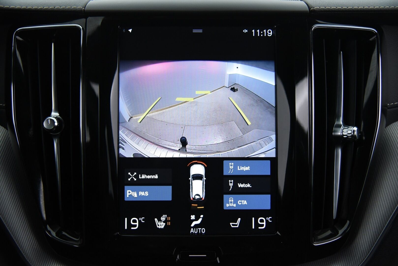 Volvo XC60 2019 D4 AWD Business R-Design aut / Adapt. Vak. / Webasto / Koukku / P. Kamera / BLIS / Sähkökontti / - Juuri huollettu! / Sähköpenkki muisteilla / Todella siisti / 2x renkaat & vanteet / Jakohihna tehty 06.2024 - HULLUT BLACKWEEK JATKOT - KORKOTARJOUS 2,49%