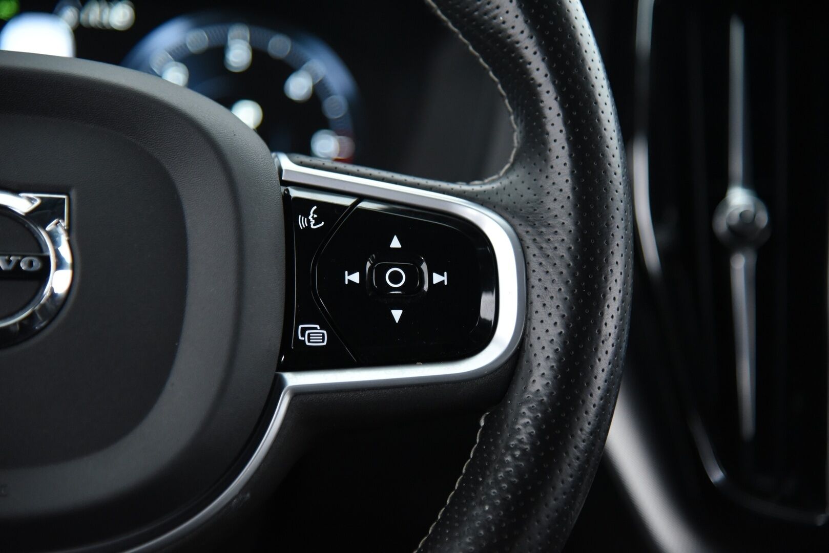 Volvo XC60 2019 D4 AWD Business R-Design aut / Adapt. Vak. / Webasto / Koukku / P. Kamera / BLIS / Sähkökontti / - Juuri huollettu! / Sähköpenkki muisteilla / Todella siisti / 2x renkaat & vanteet / Jakohihna tehty 06.2024 - HULLUT BLACKWEEK JATKOT - KORKOTARJOUS 2,49%