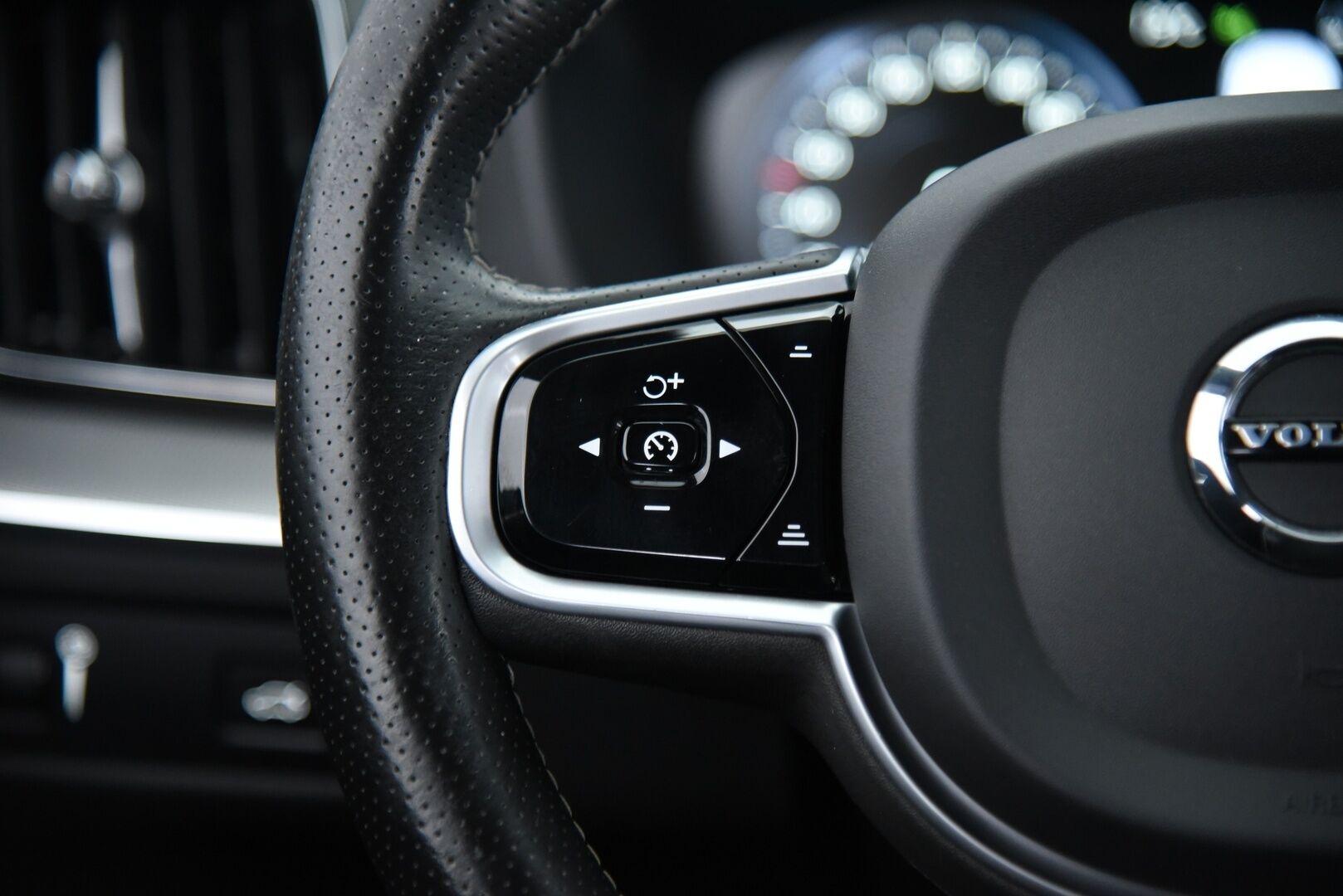 Volvo XC60 2019 D4 AWD Business R-Design aut / Adapt. Vak. / Webasto / Koukku / P. Kamera / BLIS / Sähkökontti / - Juuri huollettu! / Sähköpenkki muisteilla / Todella siisti / 2x renkaat & vanteet / Jakohihna tehty 06.2024 - HULLUT BLACKWEEK JATKOT - KORKOTARJOUS 2,49%