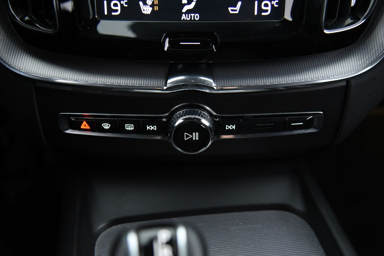 Volvo XC60 2019 D4 AWD Business R-Design aut / Adapt. Vak. / Webasto / Koukku / P. Kamera / BLIS / Sähkökontti / - Juuri huollettu! / Sähköpenkki muisteilla / Todella siisti / 2x renkaat & vanteet / Jakohihna tehty 06.2024 - HULLUT BLACKWEEK JATKOT - KORKOTARJOUS 2,49%