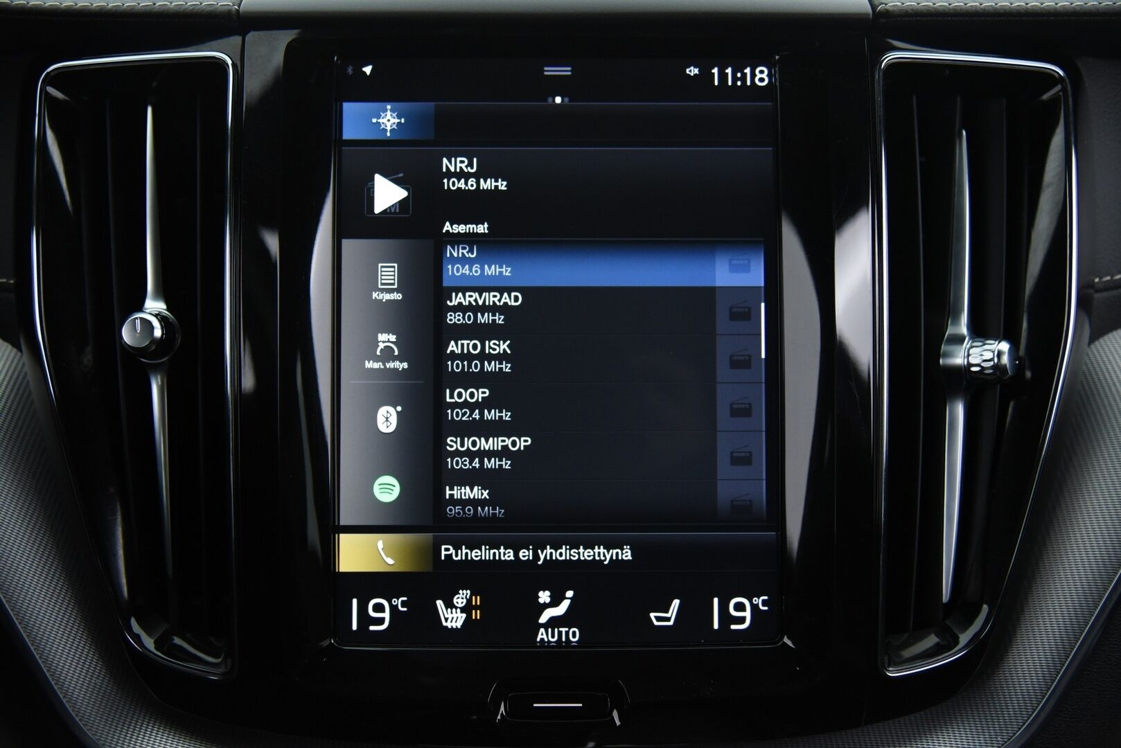 Volvo XC60 2019 D4 AWD Business R-Design aut / Adapt. Vak. / Webasto / Koukku / P. Kamera / BLIS / Sähkökontti / - Juuri huollettu! / Sähköpenkki muisteilla / Todella siisti / 2x renkaat & vanteet / Jakohihna tehty 06.2024 - HULLUT BLACKWEEK JATKOT - KORKOTARJOUS 2,49%