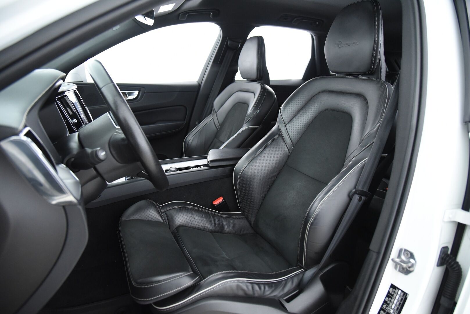 Volvo XC60 2019 D4 AWD Business R-Design aut / Adapt. Vak. / Webasto / Koukku / P. Kamera / BLIS / Sähkökontti / - Juuri huollettu! / Sähköpenkki muisteilla / Todella siisti / 2x renkaat & vanteet / Jakohihna tehty 06.2024 - HULLUT BLACKWEEK JATKOT - KORKOTARJOUS 2,49%