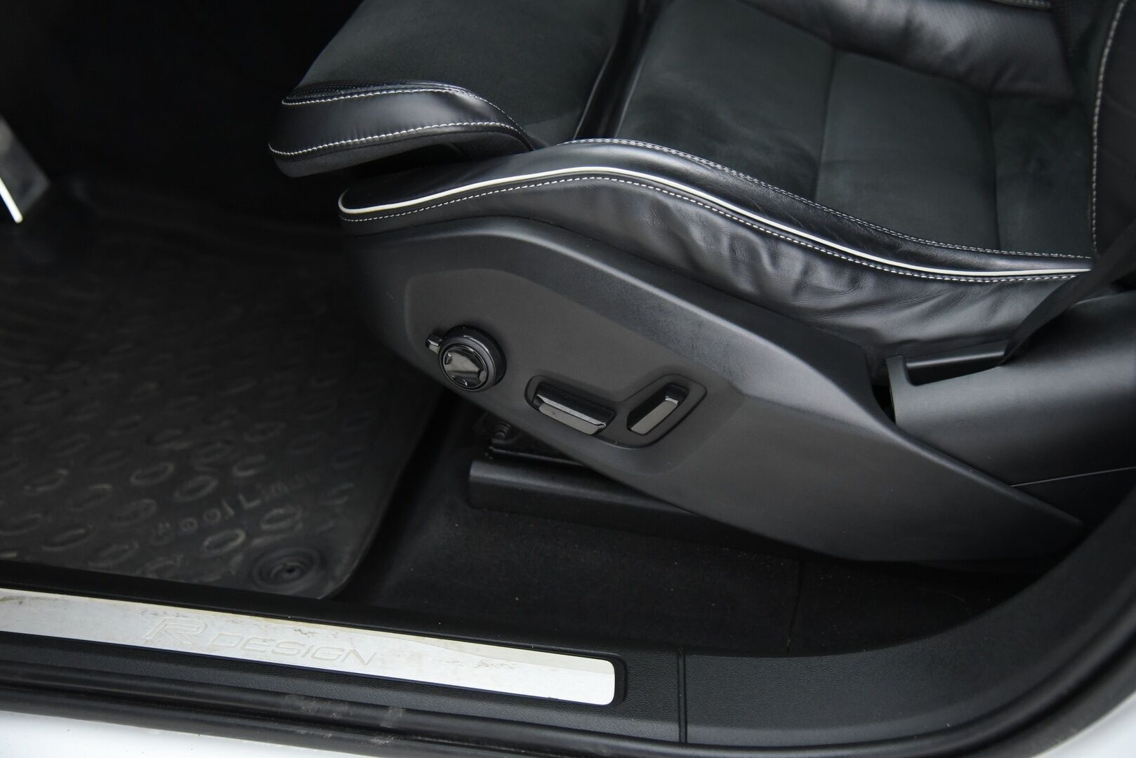 Volvo XC60 2019 D4 AWD Business R-Design aut / Adapt. Vak. / Webasto / Koukku / P. Kamera / BLIS / Sähkökontti / - Juuri huollettu! / Sähköpenkki muisteilla / Todella siisti / 2x renkaat & vanteet / Jakohihna tehty 06.2024 - HULLUT BLACKWEEK JATKOT - KORKOTARJOUS 2,49%