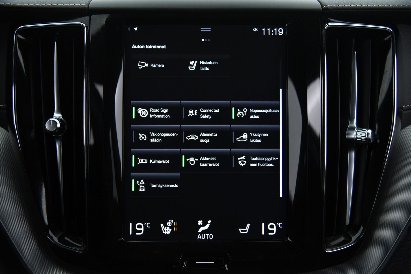 Volvo XC60 2019 D4 AWD Business R-Design aut / Adapt. Vak. / Webasto / Koukku / P. Kamera / BLIS / Sähkökontti / - Juuri huollettu! / Sähköpenkki muisteilla / Todella siisti / 2x renkaat & vanteet / Jakohihna tehty 06.2024 - HULLUT BLACKWEEK JATKOT - KORKOTARJOUS 2,49%