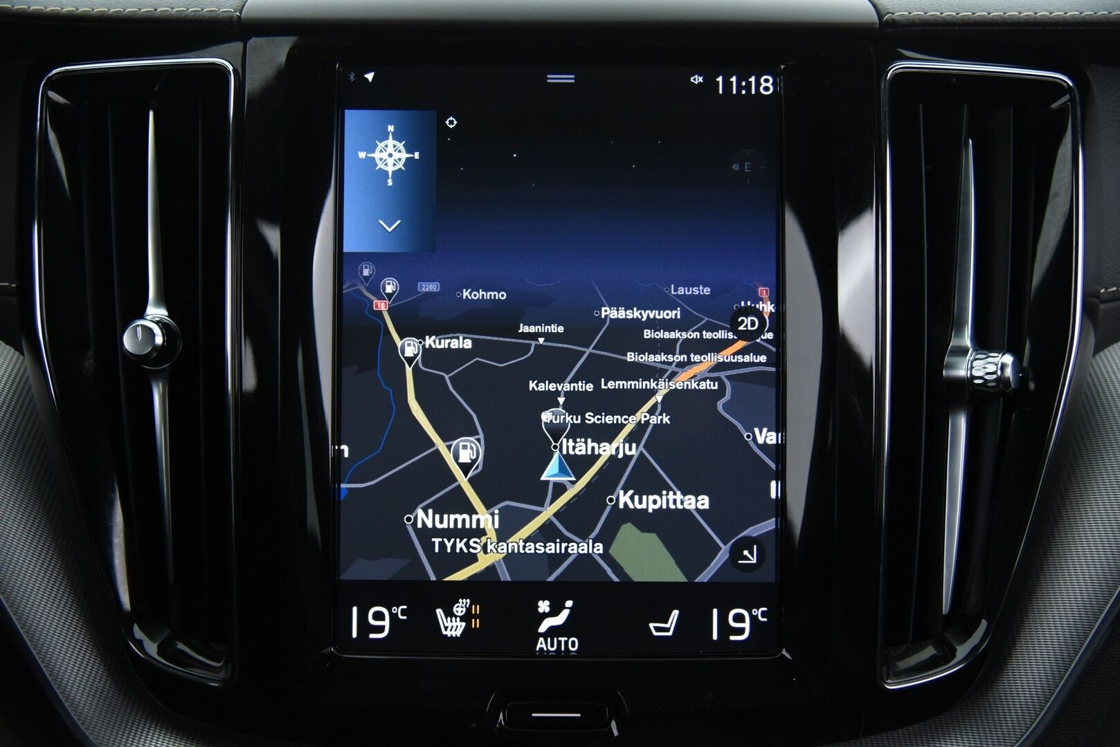 Volvo XC60 2019 D4 AWD Business R-Design aut / Adapt. Vak. / Webasto / Koukku / P. Kamera / BLIS / Sähkökontti / - Juuri huollettu! / Sähköpenkki muisteilla / Todella siisti / 2x renkaat & vanteet / Jakohihna tehty 06.2024 - HULLUT BLACKWEEK JATKOT - KORKOTARJOUS 2,49%