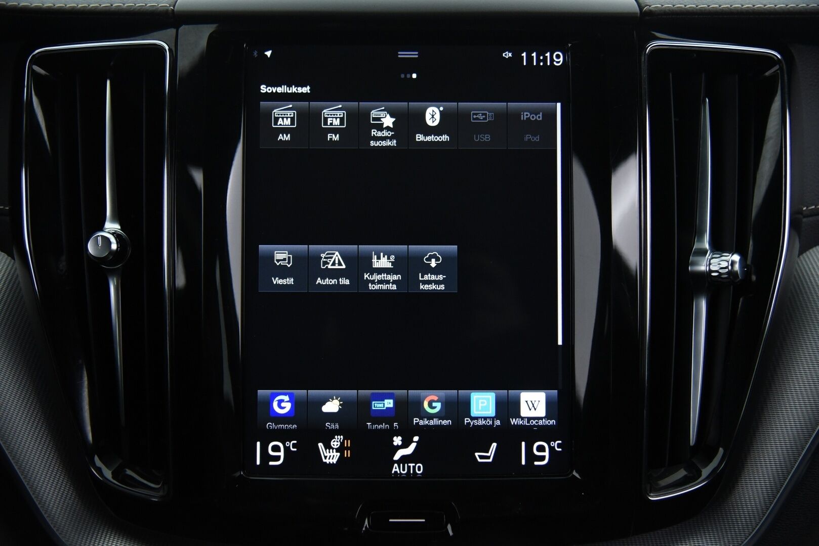 Volvo XC60 2019 D4 AWD Business R-Design aut / Adapt. Vak. / Webasto / Koukku / P. Kamera / BLIS / Sähkökontti / - Juuri huollettu! / Sähköpenkki muisteilla / Todella siisti / 2x renkaat & vanteet / Jakohihna tehty 06.2024 - HULLUT BLACKWEEK JATKOT - KORKOTARJOUS 2,49%