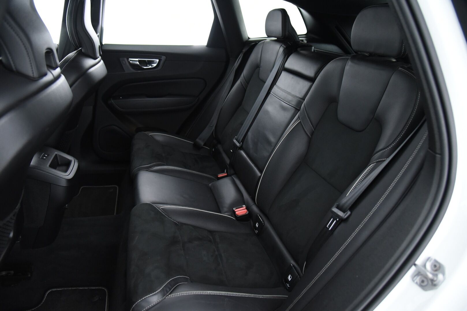 Volvo XC60 2019 D4 AWD Business R-Design aut / Adapt. Vak. / Webasto / Koukku / P. Kamera / BLIS / Sähkökontti / - Juuri huollettu! / Sähköpenkki muisteilla / Todella siisti / 2x renkaat & vanteet / Jakohihna tehty 06.2024 - HULLUT BLACKWEEK JATKOT - KORKOTARJOUS 2,49%