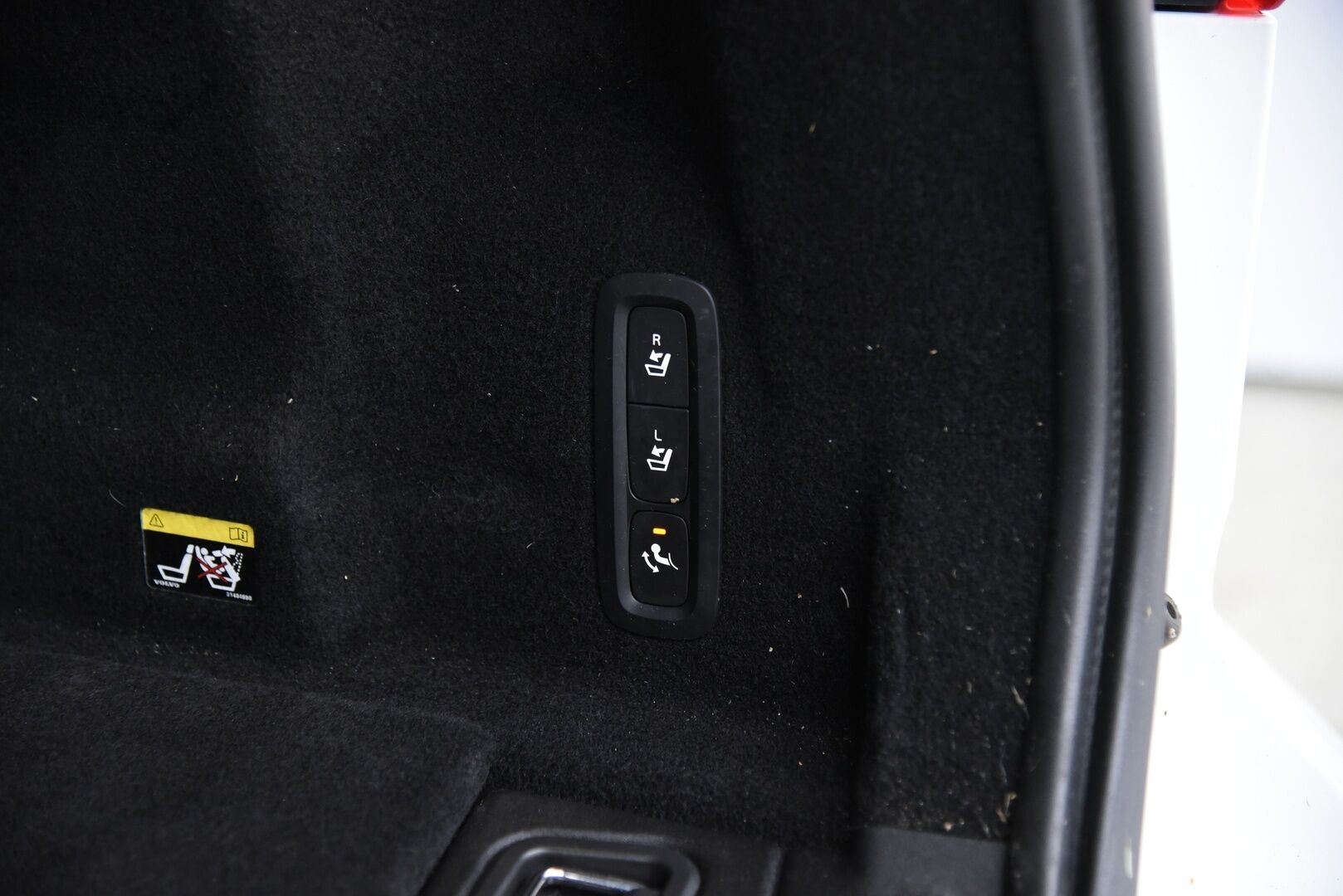 Volvo XC60 2019 D4 AWD Business R-Design aut / Adapt. Vak. / Webasto / Koukku / P. Kamera / BLIS / Sähkökontti / - Juuri huollettu! / Sähköpenkki muisteilla / Todella siisti / 2x renkaat & vanteet / Jakohihna tehty 06.2024 - HULLUT BLACKWEEK JATKOT - KORKOTARJOUS 2,49%