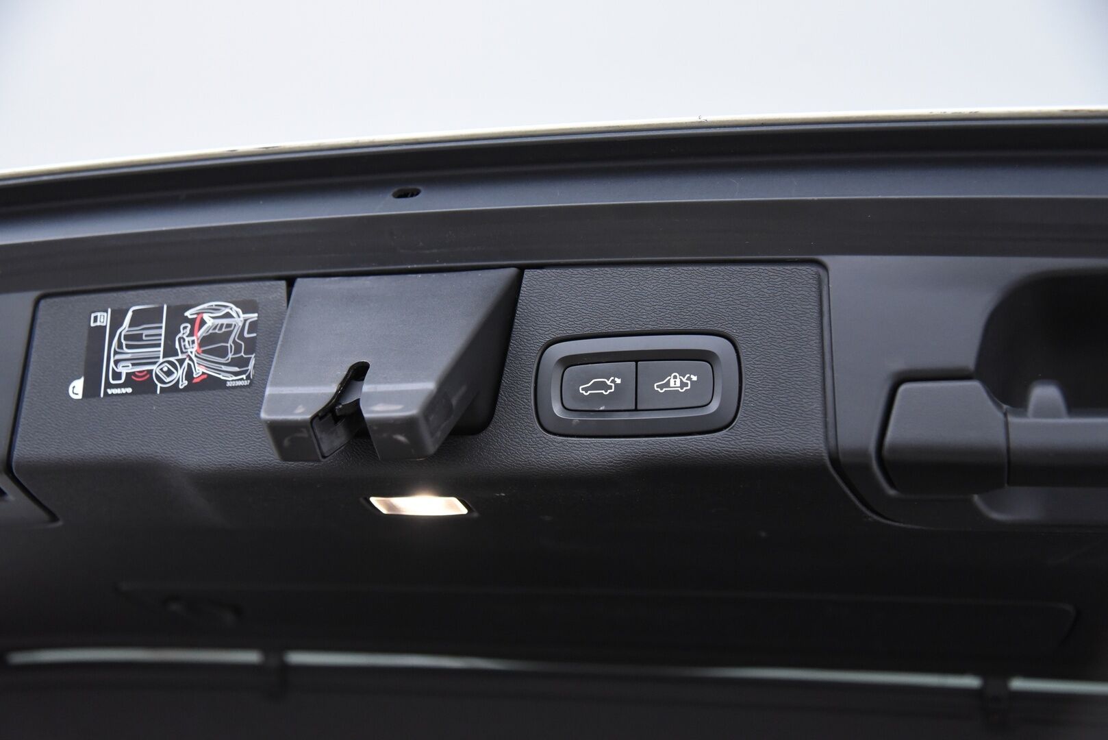 Volvo XC60 2019 D4 AWD Business R-Design aut / Adapt. Vak. / Webasto / Koukku / P. Kamera / BLIS / Sähkökontti / - Juuri huollettu! / Sähköpenkki muisteilla / Todella siisti / 2x renkaat & vanteet / Jakohihna tehty 06.2024 - HULLUT BLACKWEEK JATKOT - KORKOTARJOUS 2,49%