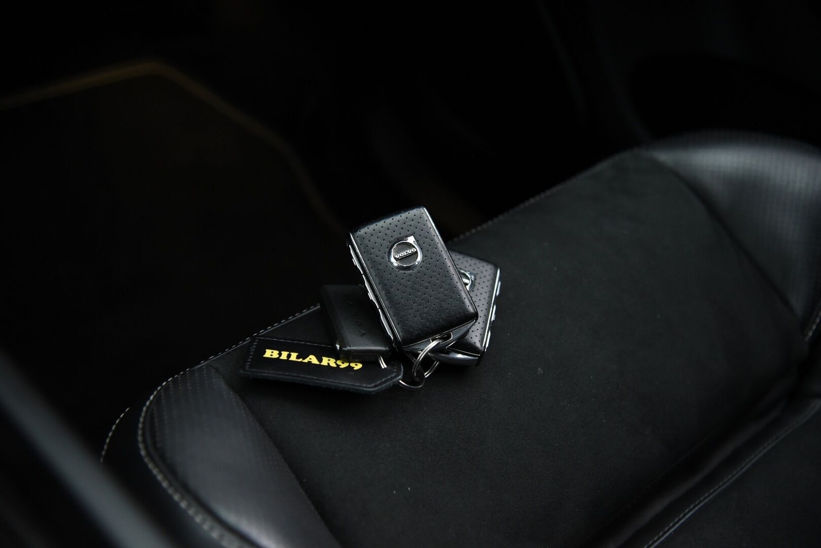 Volvo XC60 2019 D4 AWD Business R-Design aut / Adapt. Vak. / Webasto / Koukku / P. Kamera / BLIS / Sähkökontti / - Juuri huollettu! / Sähköpenkki muisteilla / Todella siisti / 2x renkaat & vanteet / Jakohihna tehty 06.2024 - HULLUT BLACKWEEK JATKOT - KORKOTARJOUS 2,49%