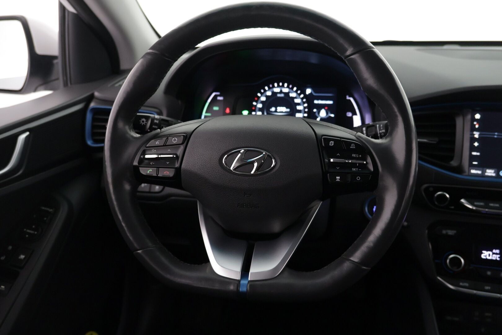 Hyundai IONIQ HYBRID 2017 hybrid DCT Style - | Webasto | Adaptiivinen vakionopeudensäädin | Navi | Keyless | Kahdet renkaat |