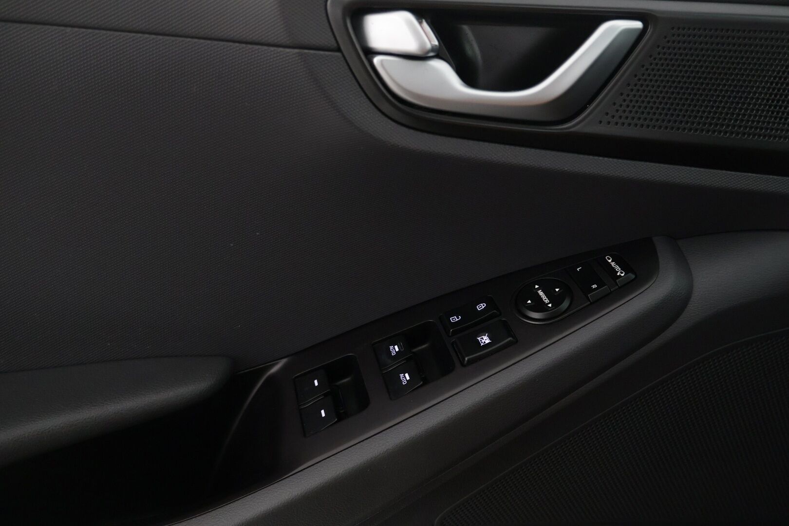 Hyundai IONIQ HYBRID 2017 hybrid DCT Style - | Webasto | Adaptiivinen vakionopeudensäädin | Navi | Keyless | Kahdet renkaat |