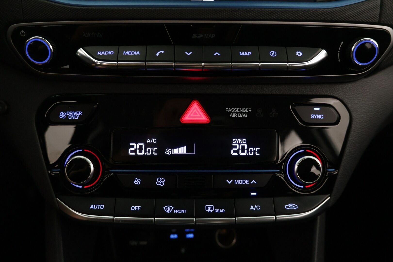 Hyundai IONIQ HYBRID 2017 hybrid DCT Style - | Webasto | Adaptiivinen vakionopeudensäädin | Navi | Keyless | Kahdet renkaat |