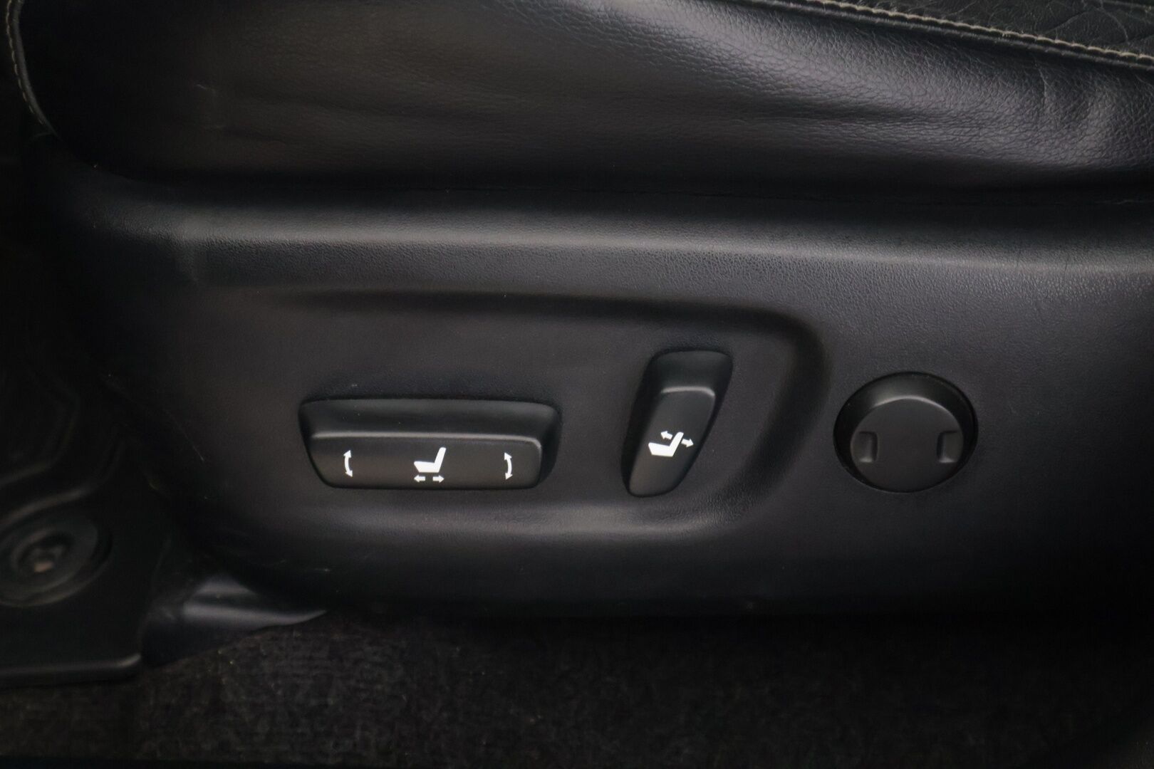 Toyota RAV4 2014 2.0 Valvematic AWD Premium Multidrive S - Vetokoukku / Nahkapenkit / Peruutuskamera / Sähköinen kuljettajanistuin / Vakkari