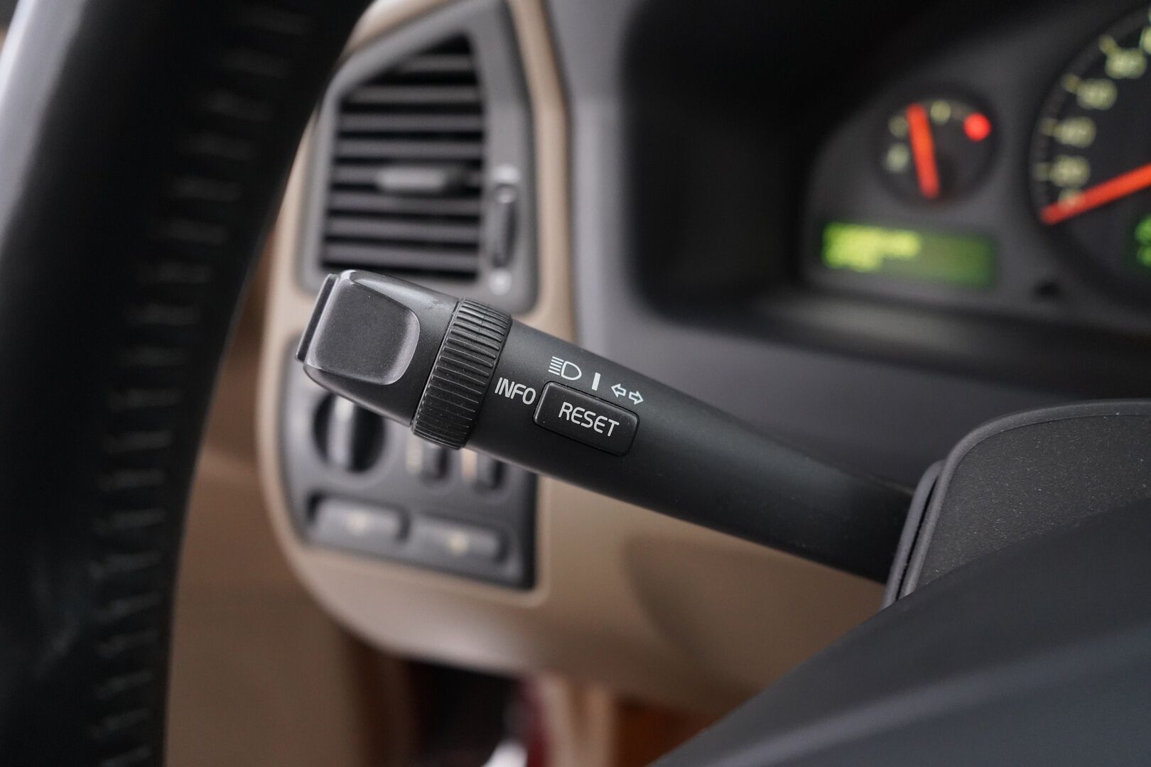 Volvo V70 2001 YritysOutlet - Myydään vain yrityksille - Kahdet renkaat / Fiksut huollot