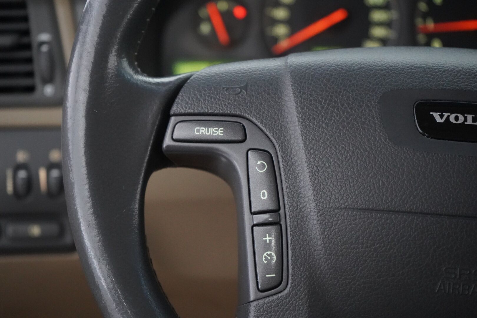 Volvo V70 2001 YritysOutlet - Myydään vain yrityksille - Kahdet renkaat / Fiksut huollot