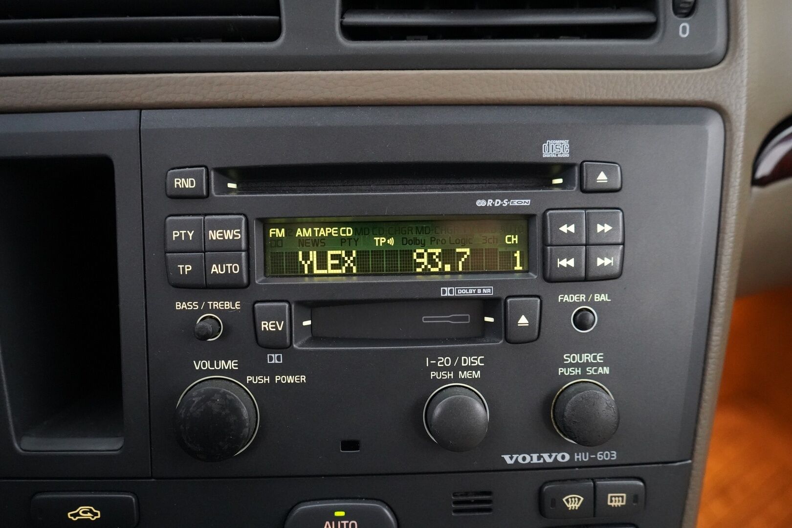 Volvo V70 2001 YritysOutlet - Myydään vain yrityksille - Kahdet renkaat / Fiksut huollot