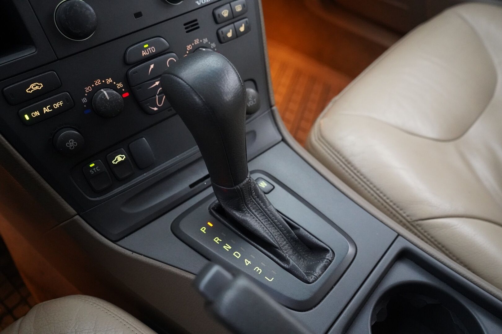 Volvo V70 2001 YritysOutlet - Myydään vain yrityksille - Kahdet renkaat / Fiksut huollot