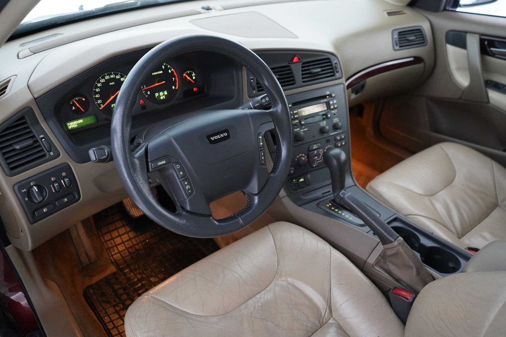 Volvo V70 2001 YritysOutlet - Myydään vain yrityksille - Kahdet renkaat / Fiksut huollot