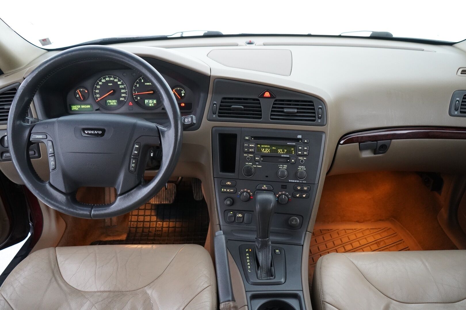 Volvo V70 2001 YritysOutlet - Myydään vain yrityksille - Kahdet renkaat / Fiksut huollot